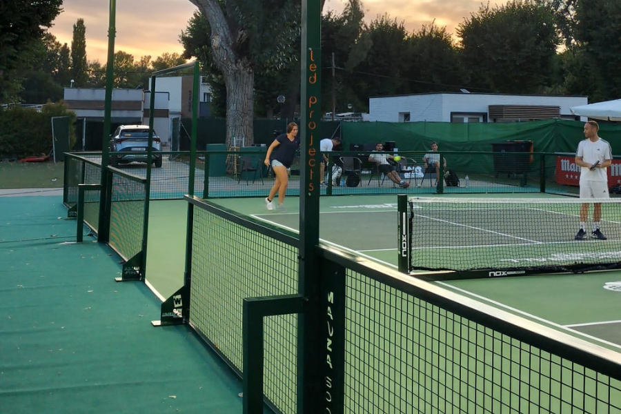Chica jugando al Pickleball